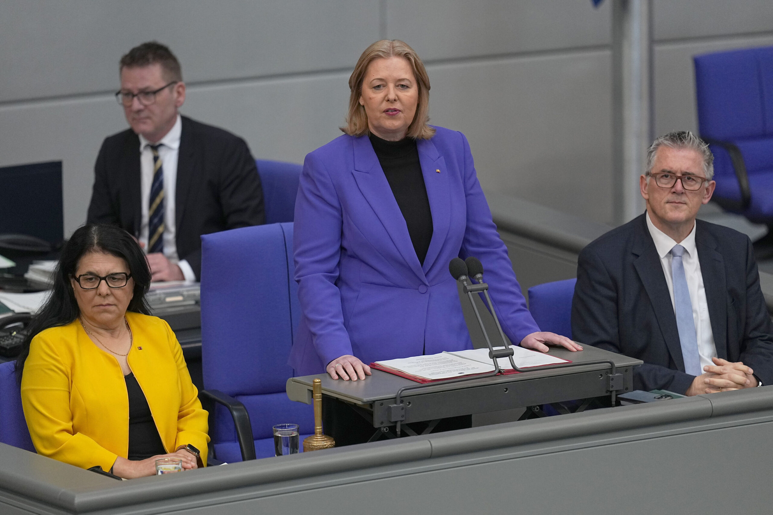 Bundestagspräsidentin Bärbel Bas (SPD) eröffnet die Sitzung des alten Bundestages – es geht um die Reform der Schuldenbremse als Voraussetzung für das geplante milliardenschwere Finanzpaket.