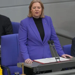 Bundestagspräsidentin Bärbel Bas (SPD) eröffnet die Sitzung des alten Bundestages – es geht um die Reform der Schuldenbremse als Voraussetzung für das geplante milliardenschwere Finanzpaket.