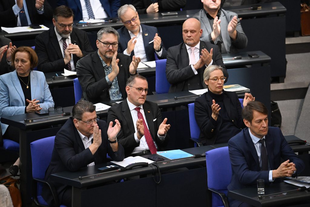 Abgeordnete des Bundestags stimmen den nötigen Grundgesetzänderungen für das Finanzpaket mit Zweidrittelmehrheit zu.