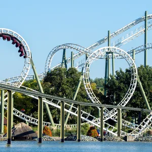 Besucher fahren mit der Achterbahn „Big Loop“ im Heide-Park.
