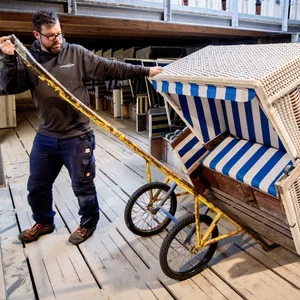 Ein Mitarbeiter der Kurverwaltung Wangerooge bringt einen defekten Strandkorb vom Winterlager in die Strandkorbwerkstatt. Dort werden über die Wintermonate defekte Strandkörbe repariert und für die Sommersaison vorbereitet.
