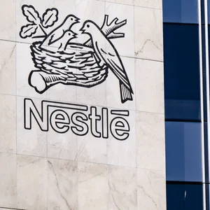 Nestlé trennt sich von zwei Werken in Deutschland: Der Standort in Neuss bei Düsseldorf soll Mitte 2026 geschlossen und das Werk in Conow (Mecklenburg-Vorpommern) verkauft werden.