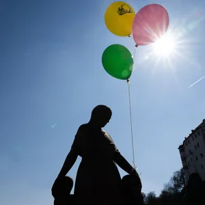 In Weilburg sind an vielen Orten Luftballons angebracht, um das Interesse des vermissten sechsjährigen Jungen zu wecken.