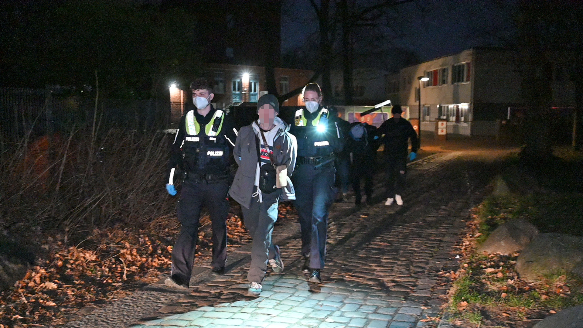 Im Schwarzenbergpark in Hamburg-Harburg nehmen Polizeibeamte nach einem mutmaßlichen Drogenhandel mehrere Personen fest.