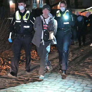 Im Schwarzenbergpark in Hamburg-Harburg nehmen Polizeibeamte nach einem mutmaßlichen Drogenhandel mehrere Personen fest.