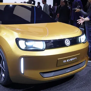 Oliver Blume (l.), Vorstandsvorsitzender von Volkswagen, neben dem ID. Every1.