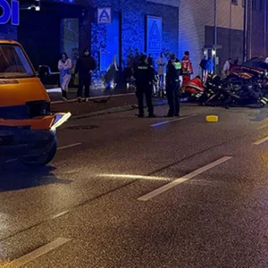 Auf der Luruper Hauptstraße in Hamburg sind zwei Autos zusammengestoßen. Zwei Personen erlitten schwerste Verletzungen.