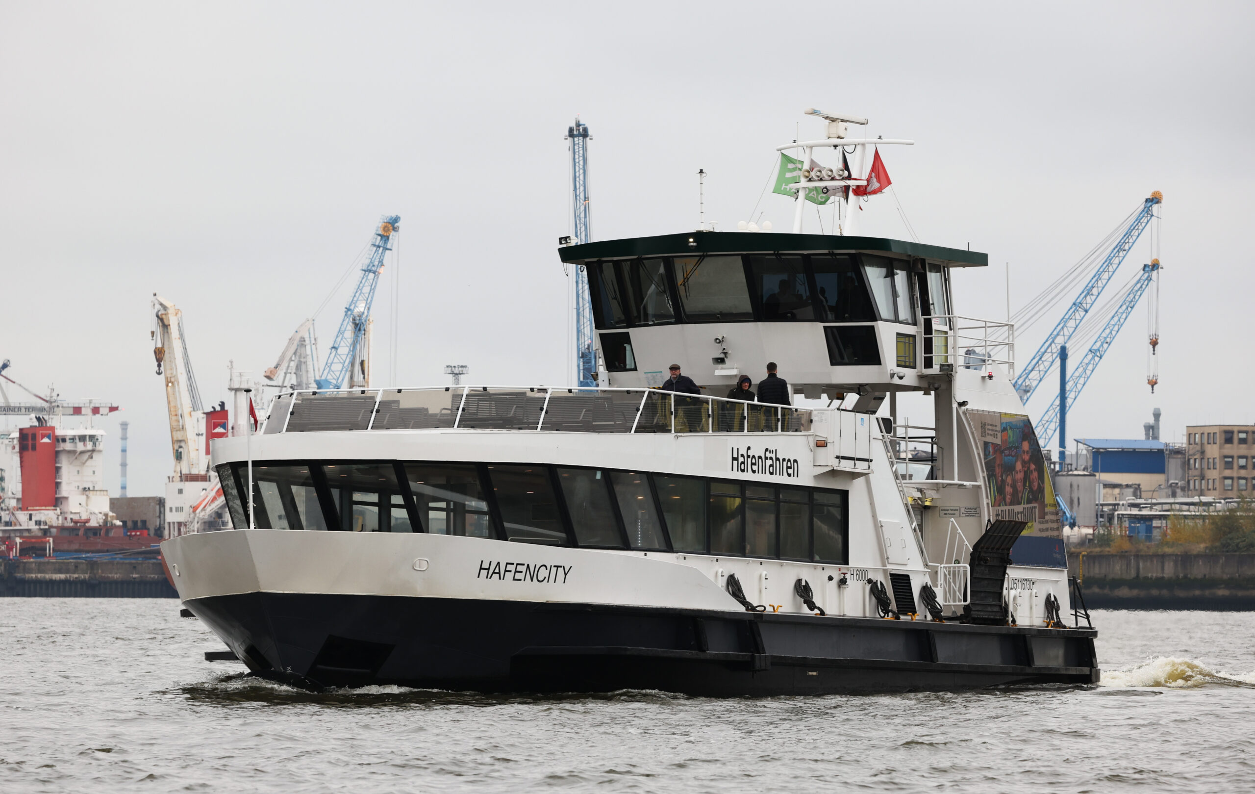 Die Hafenfähre „Hafencity“ der Hadag legt an den Landungsbrücken an.