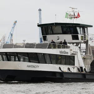 Die Hafenfähre „Hafencity“ der Hadag legt an den Landungsbrücken an.