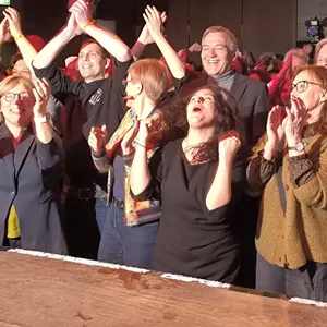 Der Parteivorsitzende Jan van Aken (7.v.l.), die Spitzenkandidaten Cansu Özdemir (6.v.l.) und Heike Sudmann (8.v.l.) und etliche Linke-Fans feiern im Mojo-Club die 18-Uhr-Prognose.