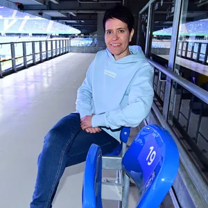 HSV-Inklusionsbeauftragte Fanny Boyn sitzt im Volksparkstadion