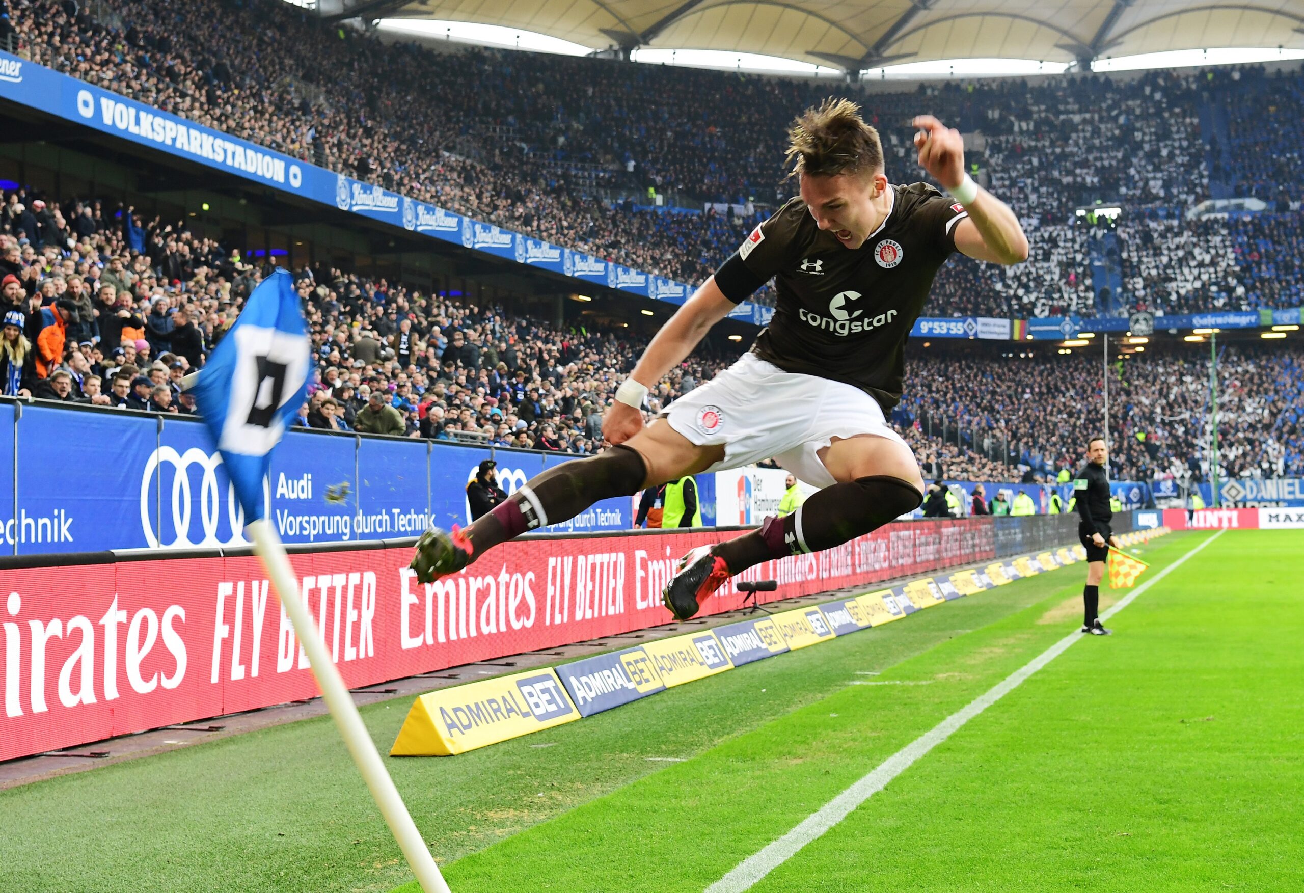 Leo Østigard tritt gegen eine HSV-Eckfahne