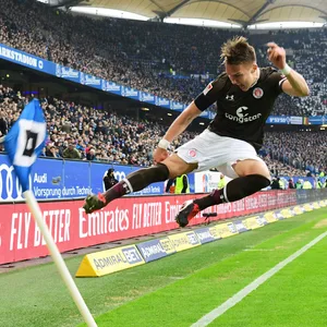 Leo Østigard tritt gegen eine HSV-Eckfahne
