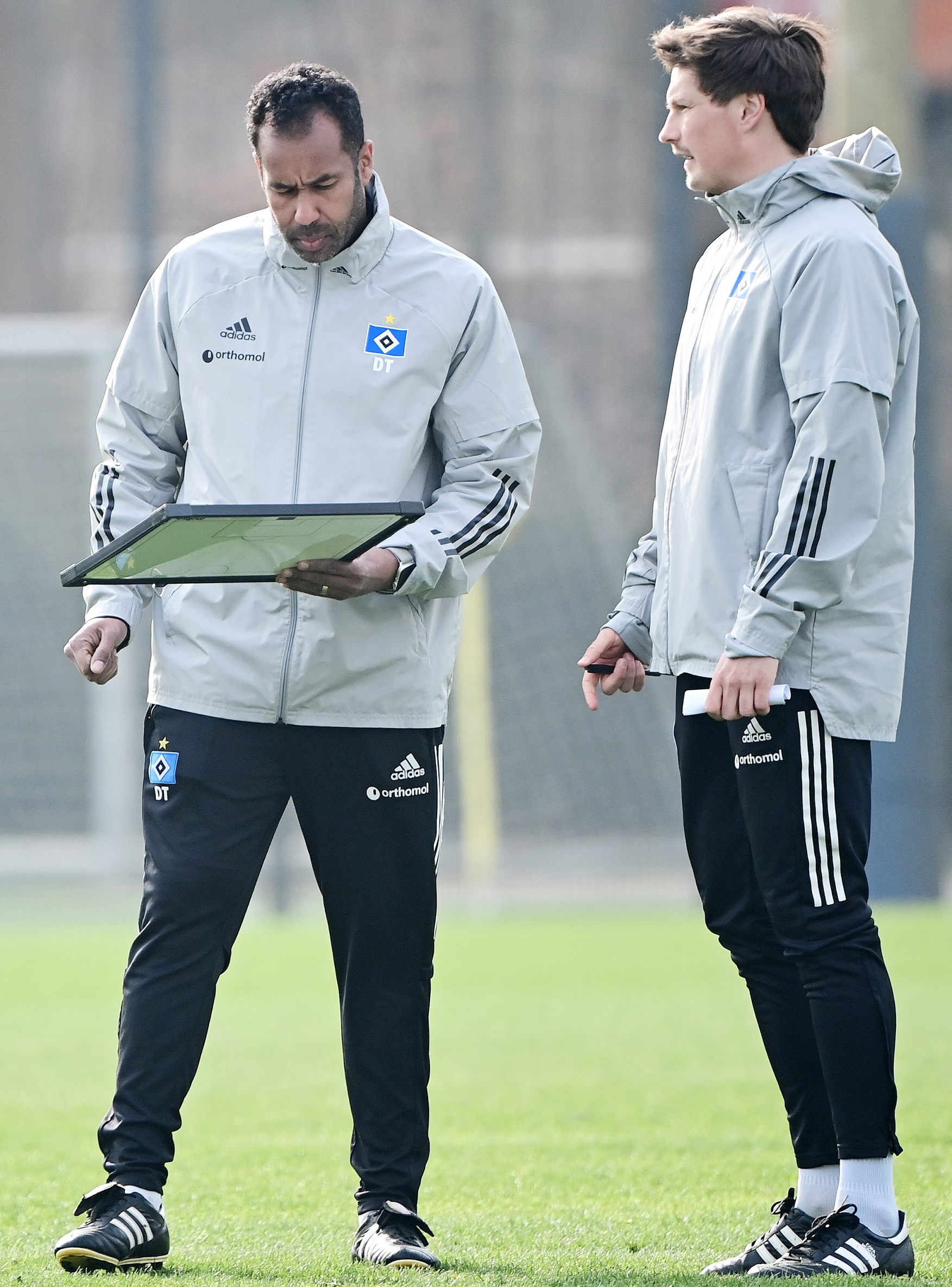 Freunde und Gegner: Merlin Polzin (r.) und Daniel Thioune waren jahrelang ein Gespann, auch in der Saison 2020/21 beim HSV. Am Samstag treffen sie aufeinander.