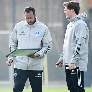 Freunde und Gegner: Merlin Polzin (r.) und Daniel Thioune waren jahrelang ein Gespann, auch in der Saison 2020/21 beim HSV. Am Samstag treffen sie aufeinander.