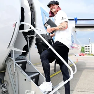 Jackson Irvine steigt in ein Flugzeug