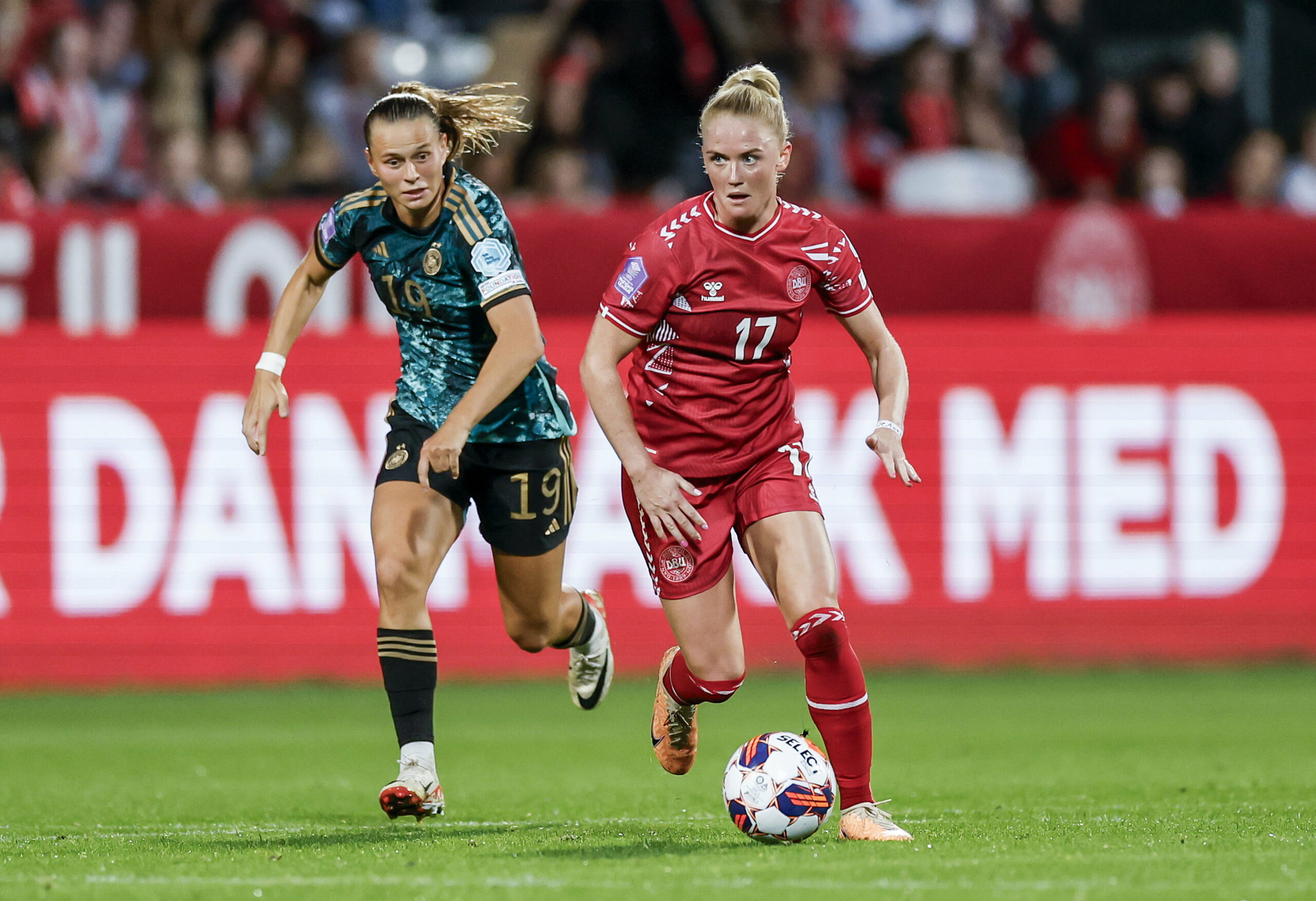 Klara Bühl und Rikke Madsen im Zweikampf