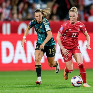 Klara Bühl und Rikke Madsen im Zweikampf