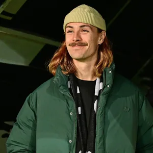 Jackson Irvine lächelt in privater Kleidung