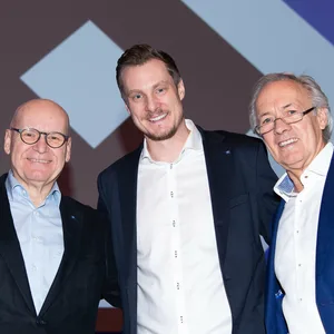 Marcell Jansen (Mitte), Michael Papenfuß (l.) und Bernd Wehmeyer bilden noch bis zur Wahl im Juni das HSV-Präsidium.