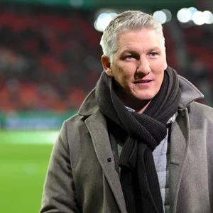 Bastian Schweinsteiger steht am Spielfeldrand