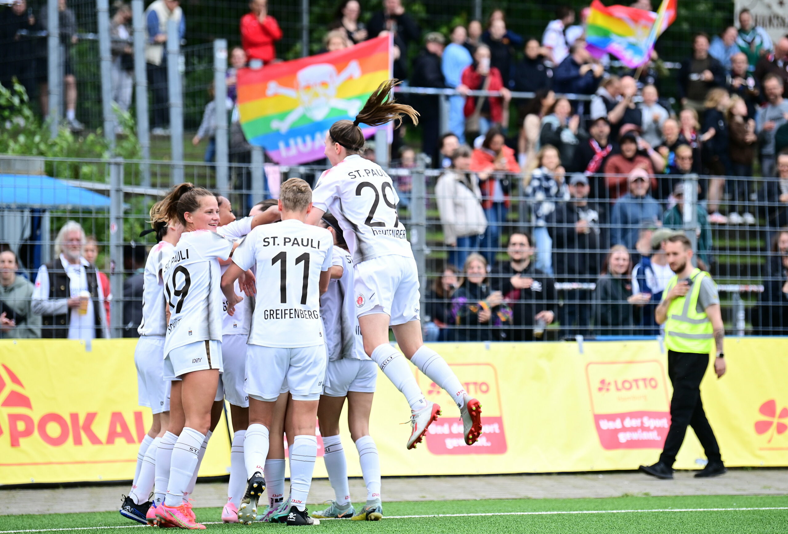 St. Pauli Frauen jubeln gemeinsam über ein Tor