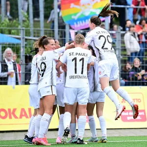 St. Pauli Frauen jubeln gemeinsam über ein Tor