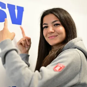 Vildan Kardesler vor einer HSV-Wand