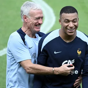 Kylian Mbappe und Didier Deschamps lachen auf dem Trainingsplatz