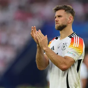 Niclas Füllkrug klatscht im DFB-Trikot