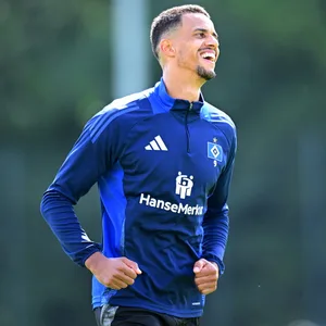Robert Glatzel lächelt im HSV-Training