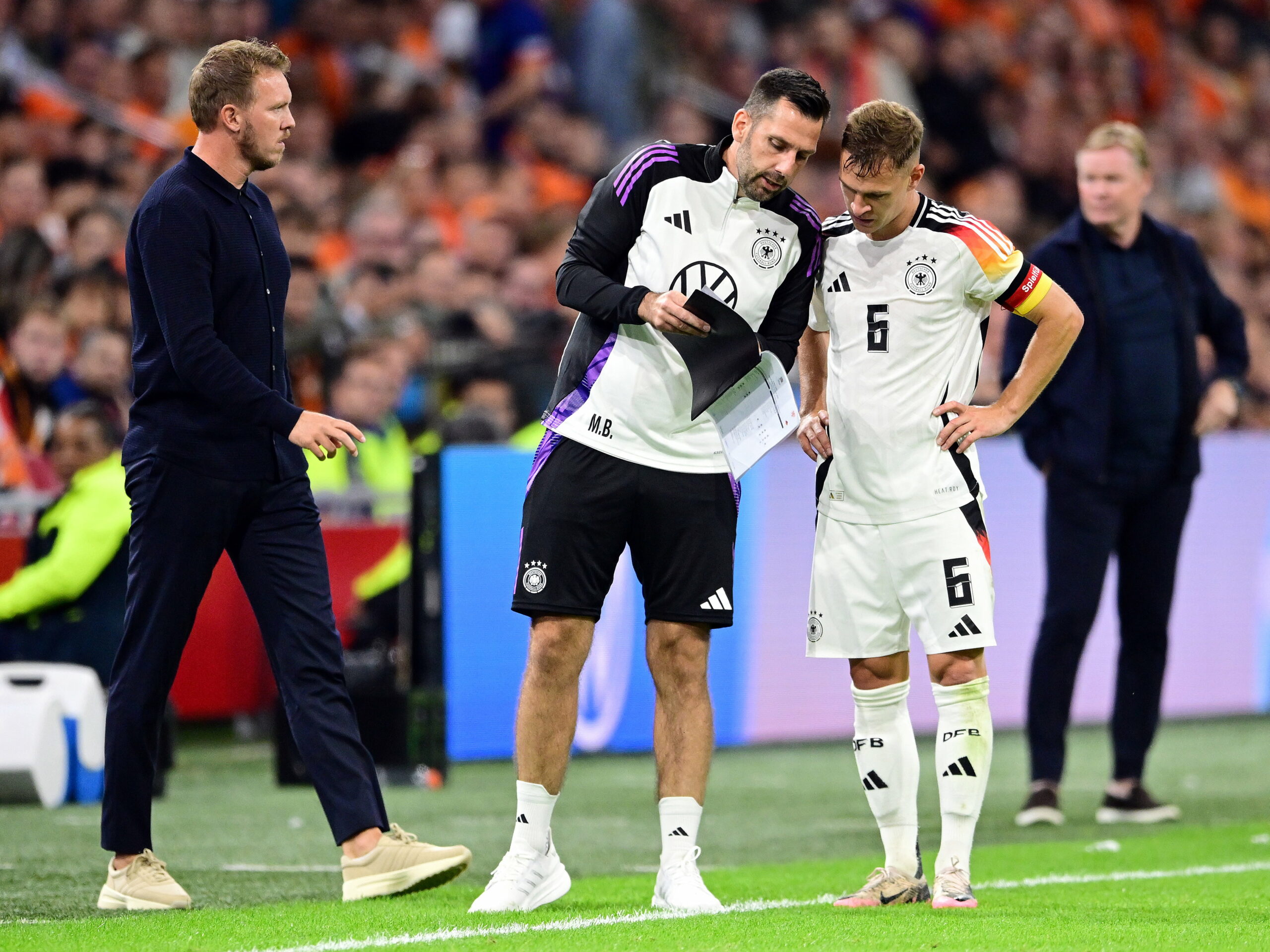 Joshua Kimmich lässt sich etwas erklären