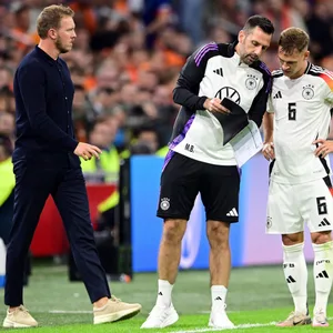 Joshua Kimmich lässt sich etwas erklären