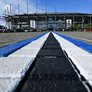 Blau-weiß-schwarze Streifen auf dem Parkplatz vor dem Volksparkstadion