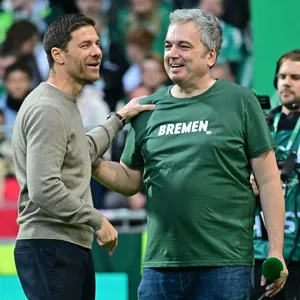 Arnd Zeigler begrüßt am Spielfeldrand Xabi Alonso