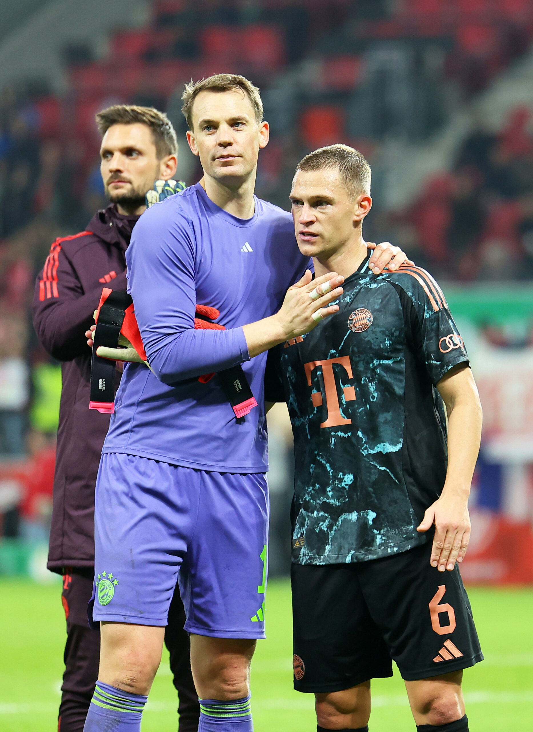 Manuel Neuer und Joshua Kimmich umarmen sich