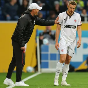 St. Paulis Trainer Alexander Blessin neben Hauke Wahl