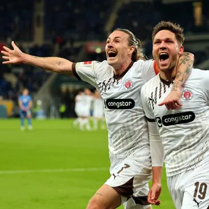 Jackson Irvine und Andreas Albers jubeln