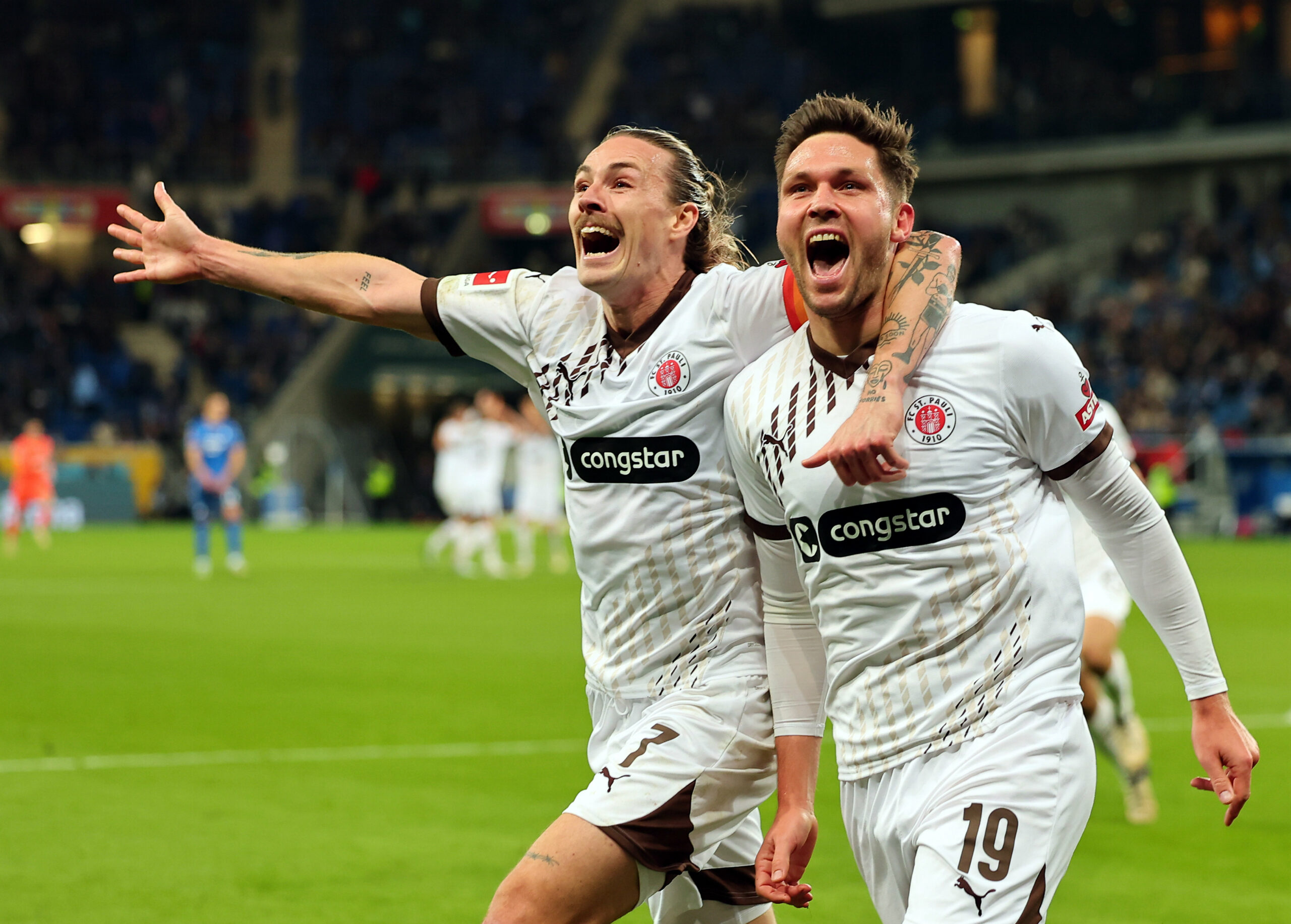 Jackson Irvine und Andreas Albers bejubeln St. Paulis 2:0 bei der TSG Hoffenheim.