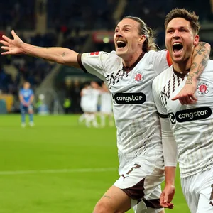 Jackson Irvine und Andreas Albers bejubeln St. Paulis 2:0 bei der TSG Hoffenheim.