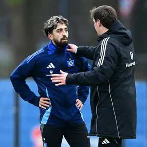 Merlin Polzin legt einen Arm auf die Schulter von Immanuel Pherai