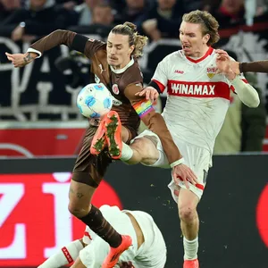 Jackson Irvine und Nick Woltemade im Zweikampf