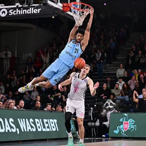Jordan Barnett bei einem Dunk am Korb