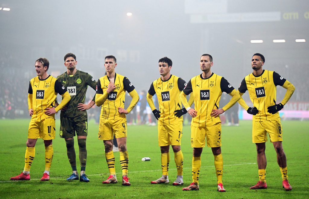 BVB-Spieler stehen frustriert vor den Fans