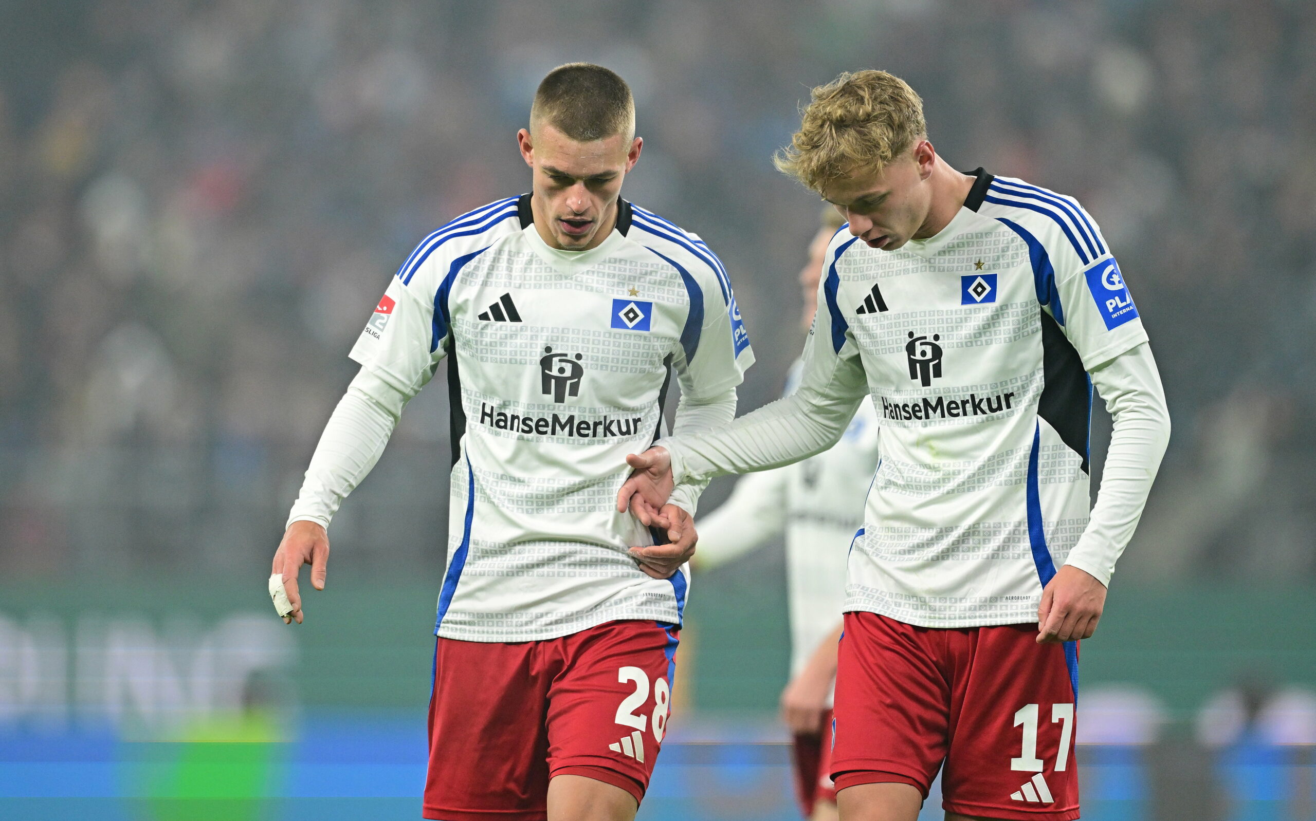 Miro Muheim und Adam Karabec besprechen sich auf dem Spielfeld