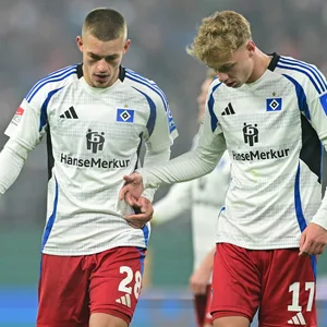 Miro Muheim und Adam Karabec besprechen sich auf dem Spielfeld