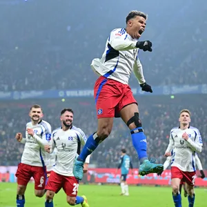 Ransford-Yeboah Koenigsdörffer feiert seinen Treffer gegen Köln