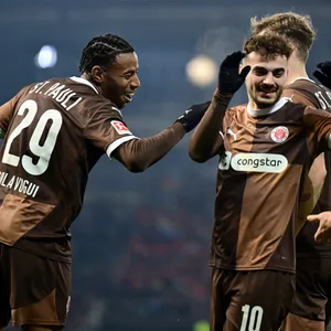 Morgan Guilavogui, Danel Sinani und James Sands klatschen sich beim Torjubel ab