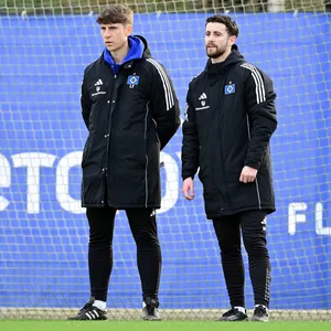 Basil More-Chevalier im HSV-Training neben Loic Favé