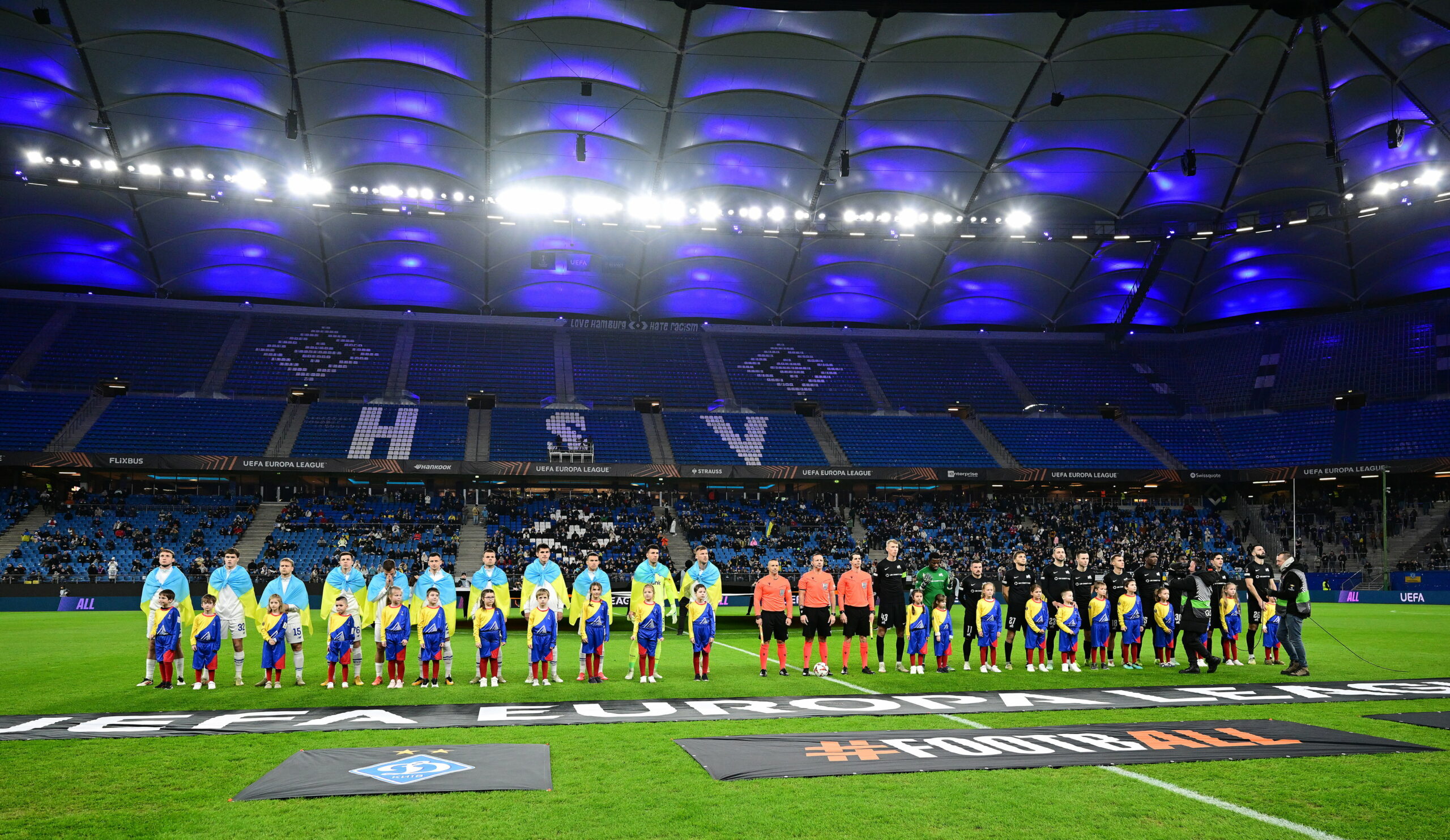 Die Spieler von Dynamo Kiew und Rigas FS stellen sich auf dem Rasen im Volksparkstadion auf